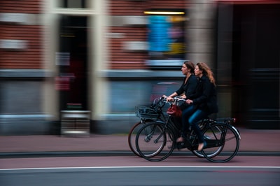 时间流逝摄影两人骑自行车
